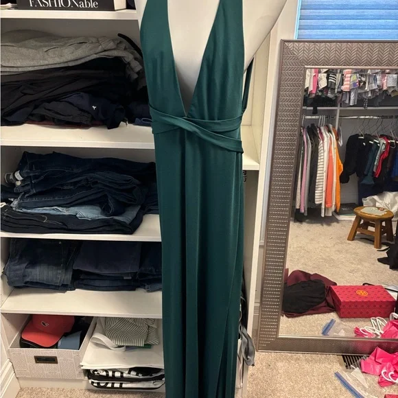 Elegant Green Backless Gown with Plunge Neckline for Cocktail - Picture 5 of 7
